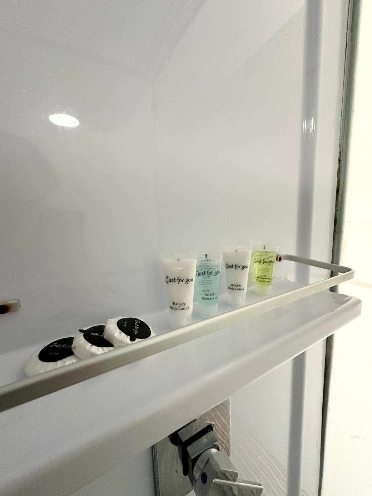 Studio Apartment For 2 แบรดฟอร์ด ภายนอก รูปภาพ