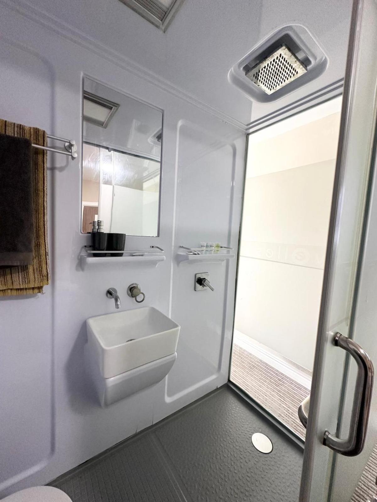 Studio Apartment For 2 แบรดฟอร์ด ภายนอก รูปภาพ