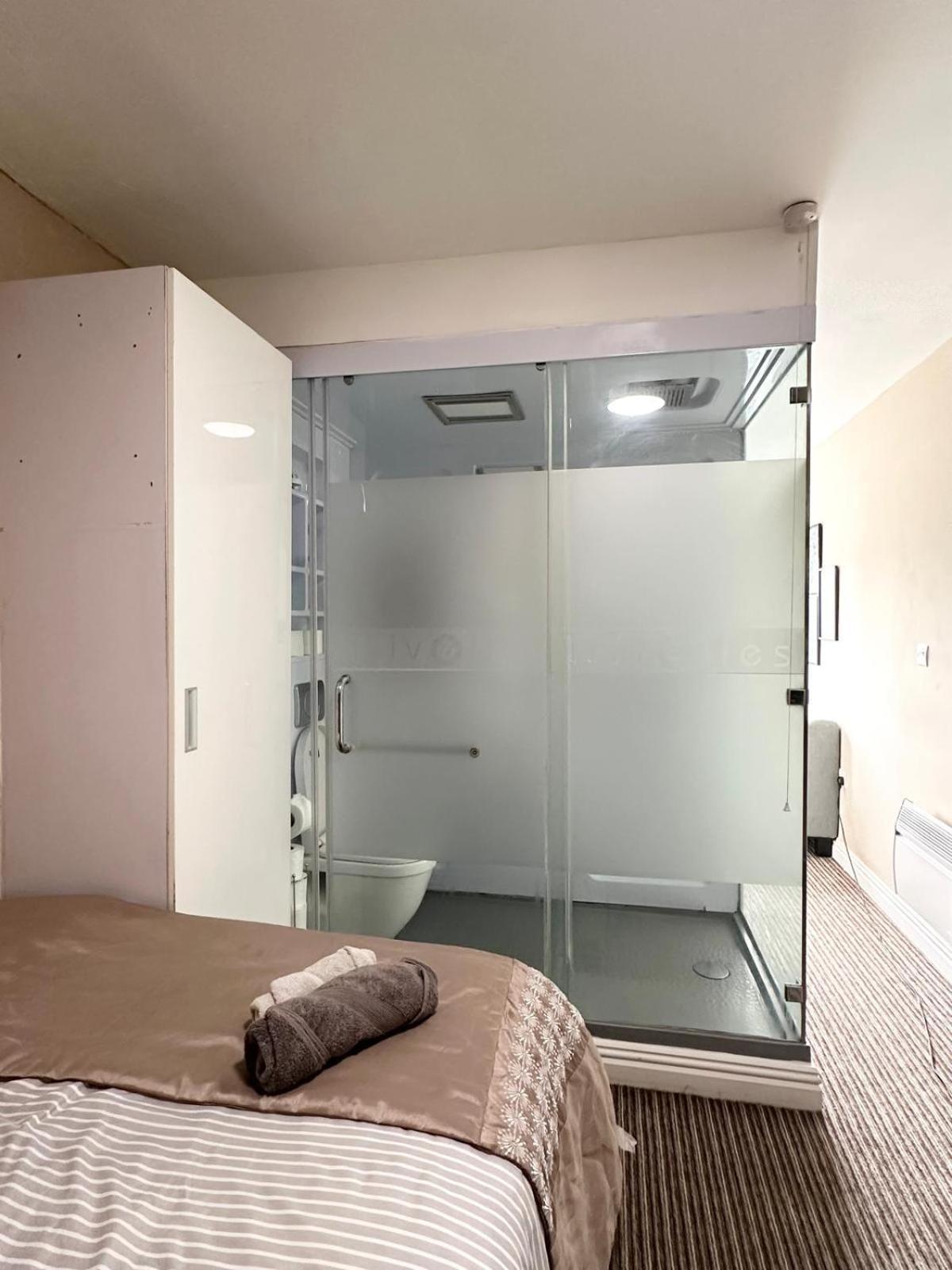 Studio Apartment For 2 แบรดฟอร์ด ภายนอก รูปภาพ
