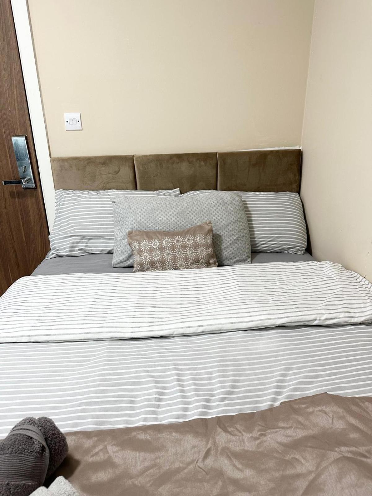 Studio Apartment For 2 แบรดฟอร์ด ภายนอก รูปภาพ